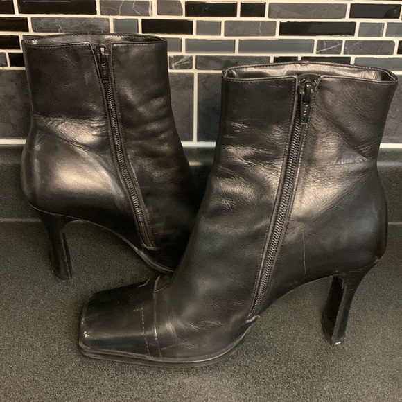 Stylish Black Square-Toe Leather Boots - Picture 4 of 5